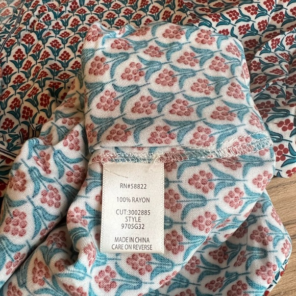 NWT Max Studio Vneck Top Size Small - Picture 6 of 7